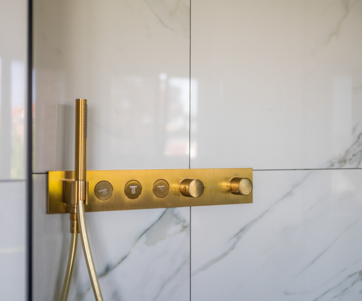 Gouden kraanwerk in badkamer